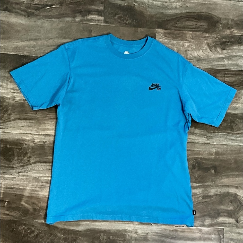 Mens Small Loose Fit Nike Graphic Tee